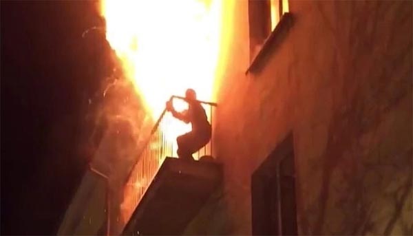 46 ёшли эркак отаси ва ўзининг устига бензин сепиб, ёқиб юбориши оқибатида ҳалок бўлди