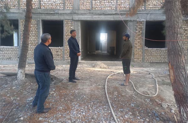 Kattaqo‘rg‘on tumani hokimi Jamshid Nasriddinov Yangihayot va Balandravot mahallalarida aholi muammolarini o‘rgandi